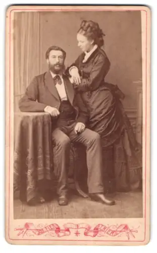 Fotografie Jos. Fier, Trier, Brückenstrasse 44, Elegantes Paar im Atelier