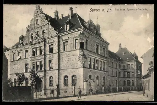 AK Speyer, Das neue Gymnasial-Gebäude mit Passanten