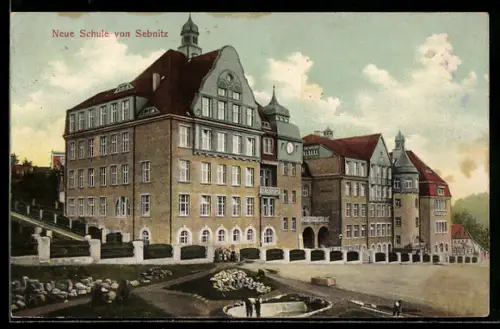AK Sebnitz, Neue Schule mit Strassenpartie