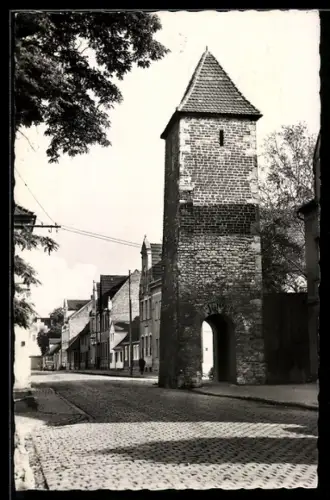 AK Aken /Elbe, Burgtor, Strassenansicht