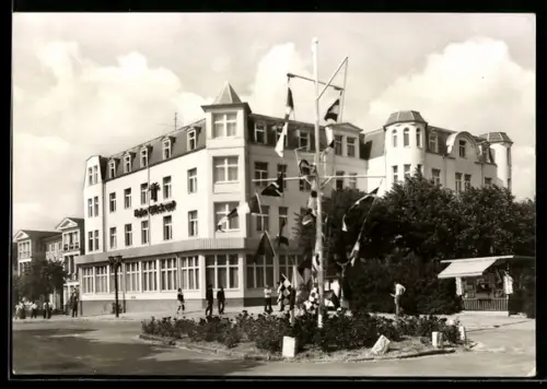 AK Zinnowitz /Usedom, Heim Glück auf, Kiosk, Fahnen-Anlage