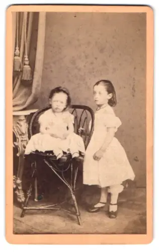 Fotografie F.W. Bruhn, Segeberg, Zwei Kinder in feiner Kleidung