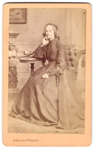 Fotografie Schmidt & Wegener, Kiel, Frau in elegantem Kleid auf Stuhl