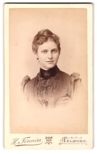 Fotografie H. Tönnies, Aalborg, Porträt einer Frau