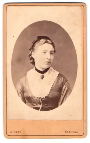 Fotografie A. Weck, Coblenz, Schloss Str. No 49, Porträt von Johanna Wigmann