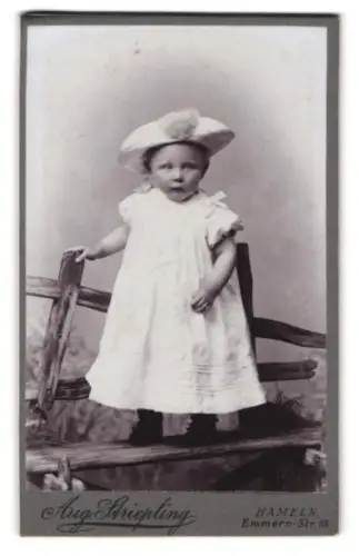 Fotografie Aug. Striepling, Hameln, Emmern-Str. 18, Kleinkind im weissen Kleid