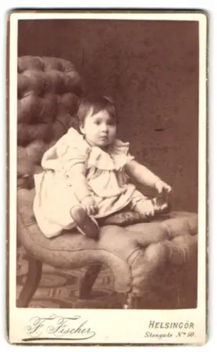 Fotografie F. Fischer, Helsingør, Stengade 60, Porträt eines jungen Kindes auf einem Sessel