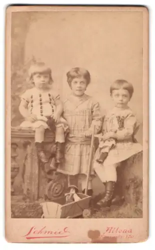 Fotografie Schmid, Altona, Königsstrasse 170, Drei Kinder mit Spielwagen