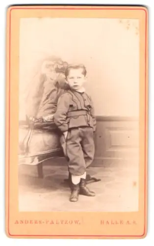 Fotografie Anders-Paltzow, Halle A.S., Porträt eines Jungen in Anzug