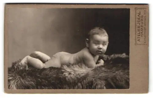 Fotografie Atelier Ideal, Hamburg, Eimsbütteler Chaussee 10, Porträt eines liegenden Säuglings