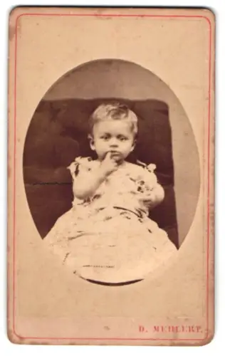 Fotografie D. Mehlert, Meldorf, Kind auf einem Sessel