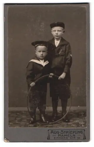 Fotografie Aug. Striepling, Hameln, Emmern-Str. 18, Zwei Jungen im Matrosenanzug mit Reifen