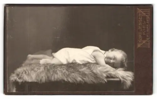 Fotografie Kurt Jensen, Kiel, Klinke 26, Kleinkind auf Fell