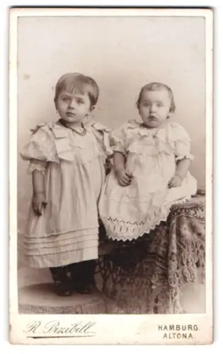 Fotografie R. Pruzibill, Hamburg-Altona, Wandsbeker Chaussee No 1, Zwei Kinder in eleganter Kleidung