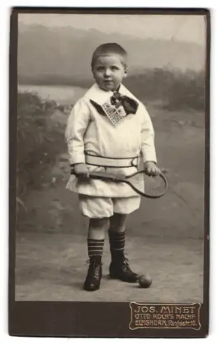 Fotografie Jos. Minet, Elmshorn, Panjestrasse 10, Porträt eines Jungen mit Tennisschläger