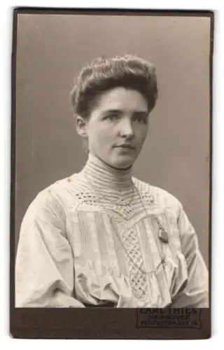 Fotografie Carl Thies, Hannover, Höltystrasse 13, Porträt einer Frau mit Hochsteckfrisur