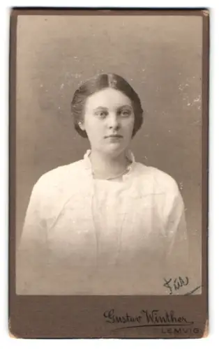 Fotografie Gustav Winther, Lemvig, Porträt einer Frau in weisser Bluse