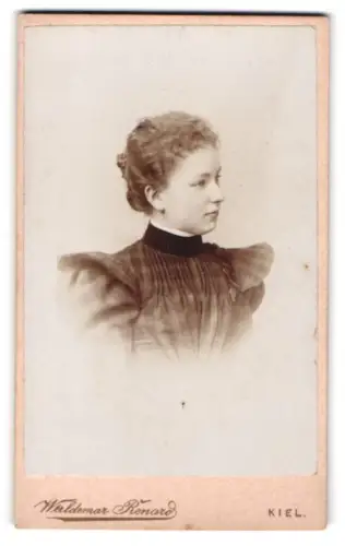 Fotografie Waldemar Renard, Kiel, Sophienblatt 18, Porträt einer Frau im Profil
