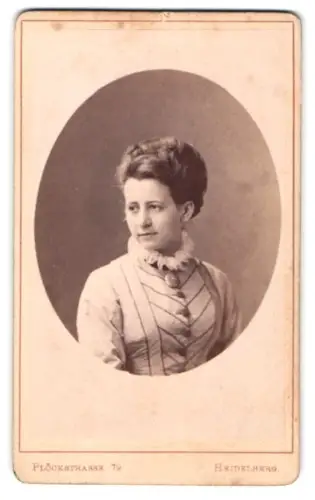 Fotografie Eduard Schultze, Heidelberg, Plöckstrasse 79, Porträt einer Frau in elegantem Kleid