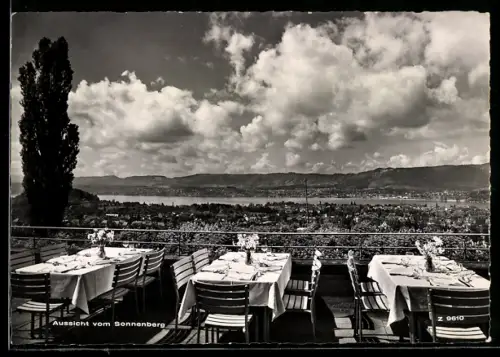 AK Zürich, Hotel-Restaurant Sonnenberg mit Blick auf den Ort