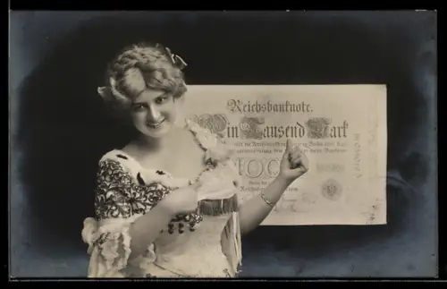 AK Junge Dame zeigt auf Reichsbanknote, Tausend Mark