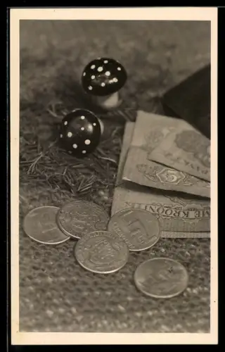 AK Kronen-Scheine und Münzen bei kleinen Fliegenpilzen
