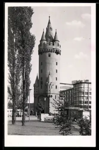 AK Frankfurt a. M., Eschenheimer Turm mit modernem Geschäftshaus
