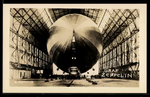 AK Luftschiff LZ 127 Graf Zeppelin wird in die Halle eingebracht
