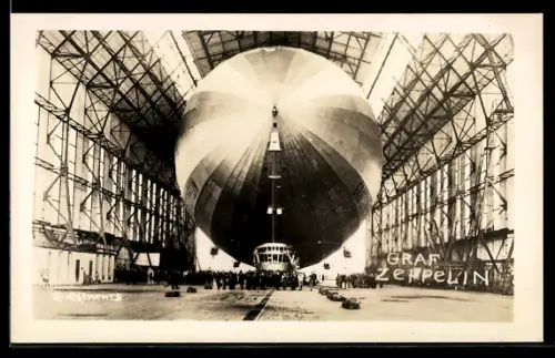 AK Luftschiff LZ 127 Graf Zeppelin wird in die Halle eingebracht