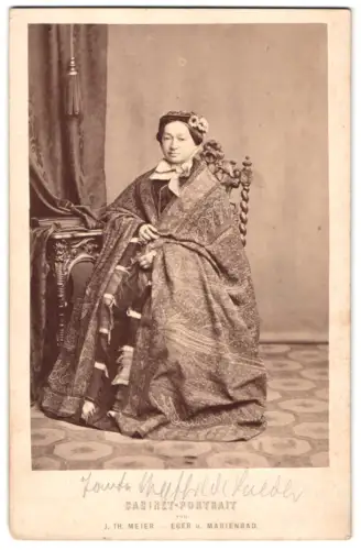 Fotografie J. Th. Meier, Eger, Mathilde Sueder auf einem Stuhl sitzend