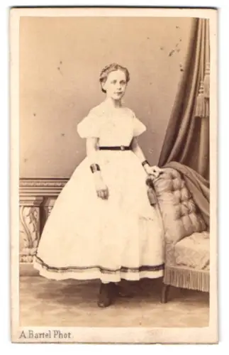 Fotografie A. Bartel, Hamburg, 4. gr. Johannisstrasse 4, Dame im eleganten Kleid