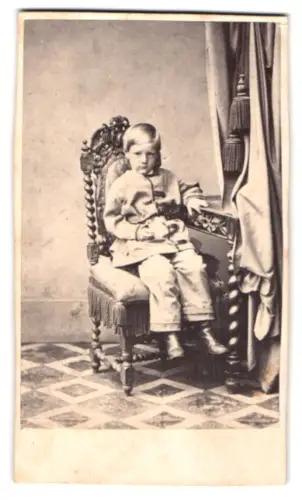 Fotografie A. F. Knoop, Eutin, Junge auf kunstvollem Stuhl