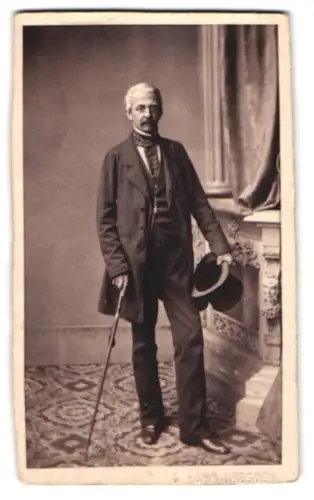 Fotografie C. Hahn, Dresden, Prager Strasse 25, Porträt Herr Engels mit Hut