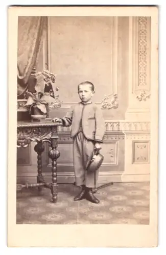 Fotografie Jul. Brandmüller, Goslar, Stehender Junge mit Hut
