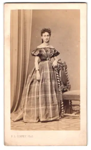 Fotografie F. L. Giffey, Hamburg, Neuer Wall 82, Dame in elegantem Kleid