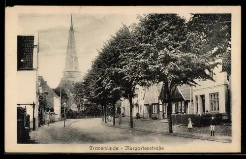 AK Travemünde, Passanten in der Kurgartenstrasse