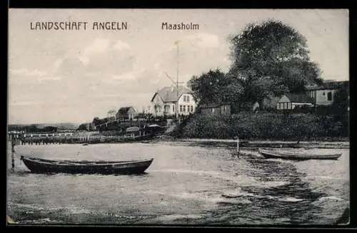 AK Maasholm /Angeln, Ortsansicht am Ufer, Ruderboote am Strand