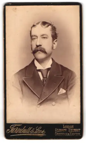 Fotografie Turnbull & Son, London, 75, Jamaica Street, Bürgerlicher Herr mit Schnauzbart