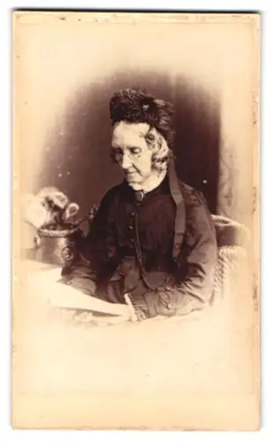 Fotografie Alexander Ayton, Edinburgh, 1, Hanover Street, Ältere Dame mit Brille und Kragenbrosche