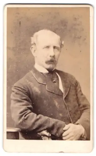 Fotografie G. W. Wilson & Co., Aberdeen, 22, 24 & 25, Crown St., Bürgerlicher Herr mit Schnauzbart