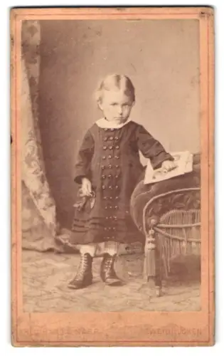 Fotografie Reinhard & Marr, Zweibrücken, Kleines Mädchen mit einem Bilderbuch