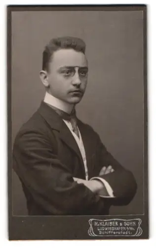 Fotografie M. Klaiber & Sohn, Ludwigshafen a. Rh., Junger eleganter Herr mit Zwicker
