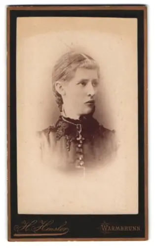 Fotografie Herrmann Heusler, Warmbrunn, Elegant gekleidete Dame mit Kreuzkette