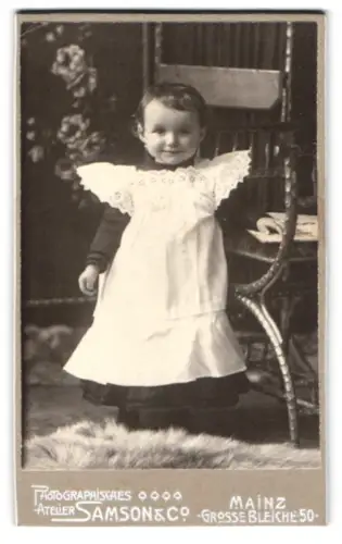 Fotografie Samson & Co., Mainz, Grosse Bleiche 50, Kleines Mädchen im Kleid mit Bilderbuch