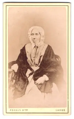 Fotografie Fergus Brothers, Largs, Ältere Dame im Kleid mit Haube