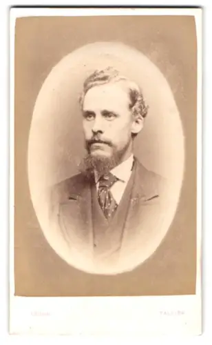 Fotografie Alexander Brown, Falkirk, Newmarket Street, Bürgerlicher Herr mit Vollbart