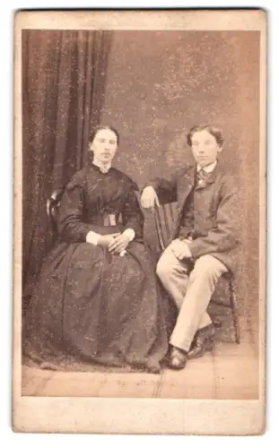 Fotografie Wm. Clark, Hawick, 11, Cross Wynd, Junges Paar in modischer Kleidung