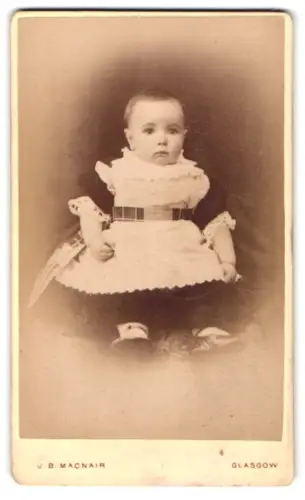 Fotografie J. B. Macnair, Glasgow, 11, West Nile Street, Süsses Kleinkind im Kleid