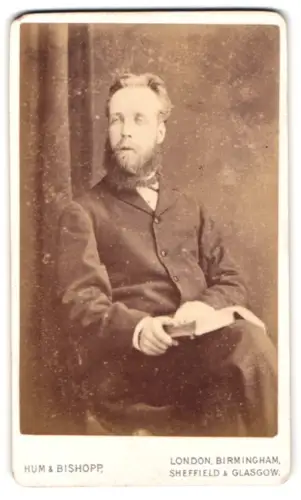 Fotografie Hum & Bishopp, London, Fitzwilliam Street, Bürgerlicher Herr liest ein Buch