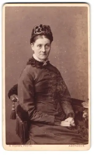 Fotografie A. Adams, Aberdeen, 32, Queen Street, Ältere Dame im Kleid mit Hut